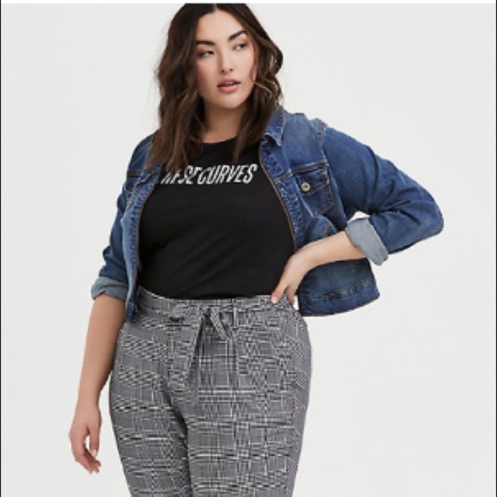 NWT TORRID #THESECURVES SLIM FIT CREW TEE - BLACK - Picture 2 of 4